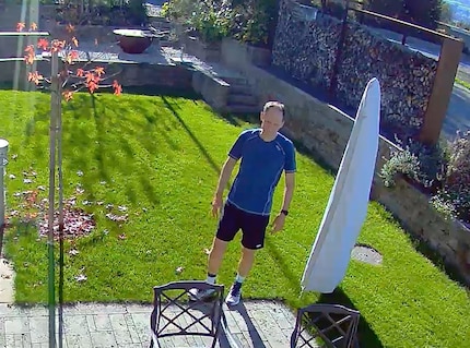 Bien sûr, je ne peux pas montrer ici une photo qui permet d’identifier les livreurs de colis – à la place, vous me voyez dans le jardin.