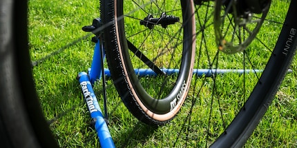 Passage aux stands : la jante de 50 mm de DT Swiss et le pneu gravel le plus rapide de Schwalbe.