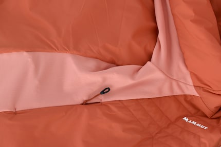 Les panneaux latéraux en tissu doux rendent la veste extra extensible.