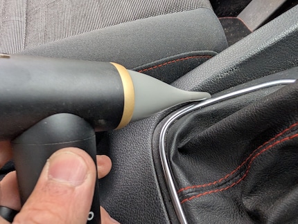 Si vous retournez l’aspirateur, de l’air en sort. Avec l’embout en forme d’entonnoir, vous pouvez ainsi souffler dans les rainures.