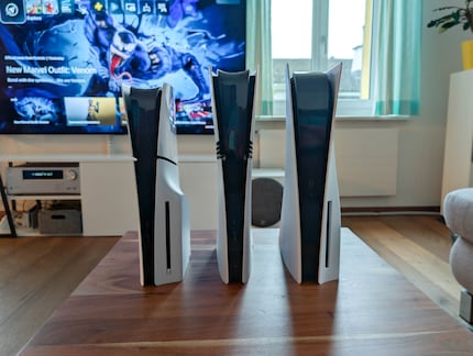 The PS5 Slim with a drive (left), the PS5 Pro with no drive (centre) and the «old» PS5 with one (right).