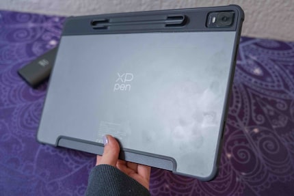 La tablette est livrée avec une coque malheureusement difficile à retirer et qui marque très facilement. 