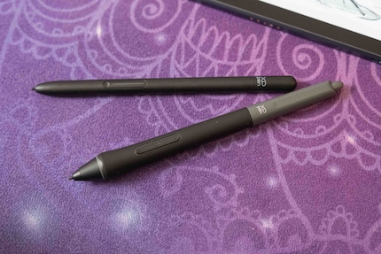 Un stylet fin de XP Pen est inclus (à l’arrière), mais les autres stylets du fabricant sont également compatibles.