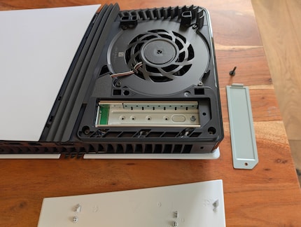 Une fois le couvercle retiré, vous pouvez insérer le SSD.