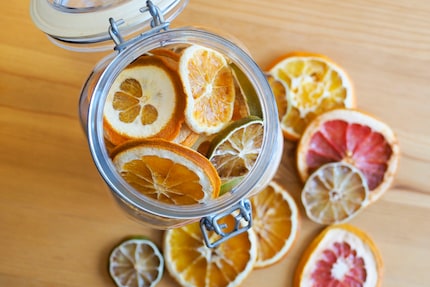 Les bocaux permettent de conserver les fruits bien au sec pendant longtemps.