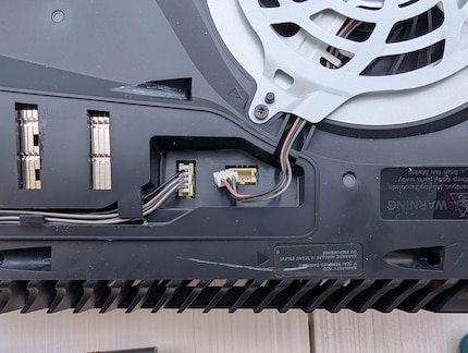 Ne pas tirer sur le câble pour enlever la fiche du ventilateur.