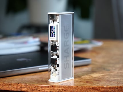 Le design du Shargeek 140 est compact.