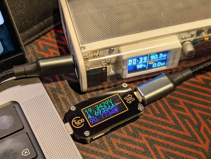 Mon MacBook se recharge via le port USB-C. La batterie externe atteint 90 watts.