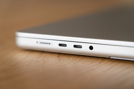 Le MacBook Pro doté d’un processeur Pro et Max est désormais compatible avec Thunderbolt 5.