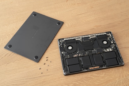 Sur le petit modèle, la batterie a 72,4 wattheures, le grand 100.
