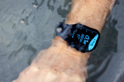 La nouvelle Apple Watch X est également un thermomètre et un profondimètre ; ici en démonstration par mes soins dans une fontaine à eau à Zurich.