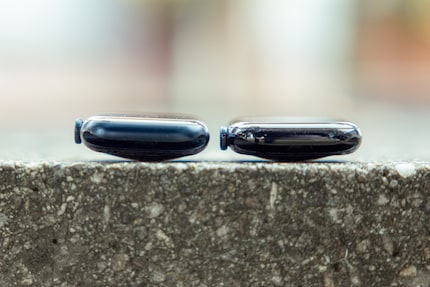 La dernière montre connectée d’Apple (à droite) à côté de son prédécesseur : même si c’est difficile à voir sur la photo, la nouvelle est nettement plus plate.