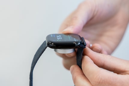 Sur le palet de charge, la nouvelle Apple Watch se charge plus rapidement qu’aucun autre modèle auparavant.