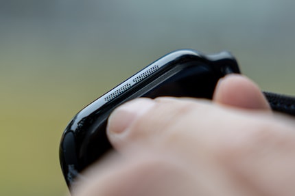 Pour les haut-parleurs, Apple a construit une structure en grille avec de très, très, très petits trous.