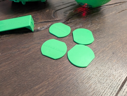 Quatre jetons en plastique pour délimiter le terrain : peut mieux faire.