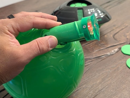 Le compartiment à piles avec la lumière infrarouge est vissé dans la balle.