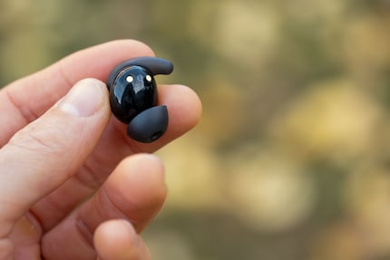 Les écouteurs sont petits et les bouchons en silicone sont courts.