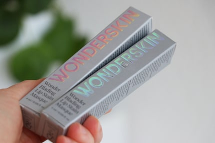 L’inscription sur l’emballage carton est holographique.