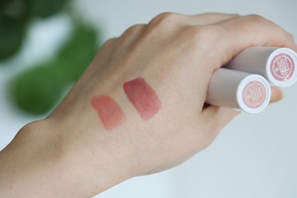 Sur la peau, les couleurs sont assez similaires à celles des flacons. Combinées à la couleur de vos lèvres, elles paraissent beaucoup plus foncées.