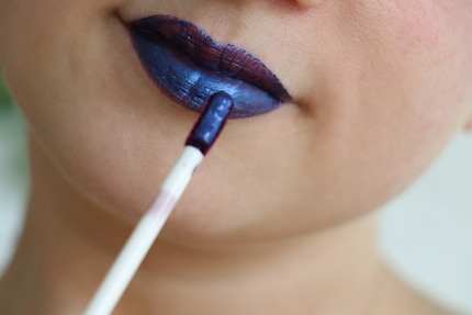 Le masque est d’un bleu métallique.