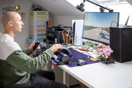 J’attends avec impatience le départ derrière mon volant de commande. 