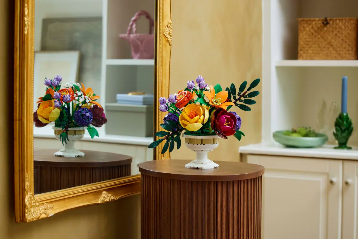 Vous pouvez utiliser le bouquet Lego comme décoration grâce au vase, comme de vraies fleurs.