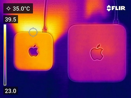 Le boîtier bien rempli du Mac Mini M4 se réchauffe d’environ cinq degrés en utilisation par rapport à l’ancien modèle. La chaleur est expulsée vers l’arrière par la face inférieure.