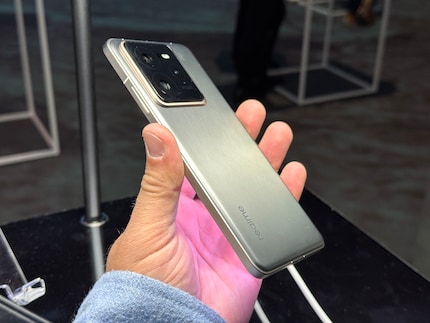 Malgré une batterie supérieure à la moyenne, le Realme tient bien dans la main.