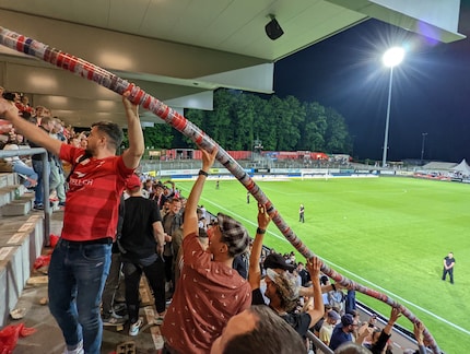 Le nombre de gobelets est un indicateur clair que pour beaucoup, le football et la bière vont de pair.