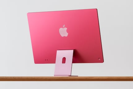 Le dos de l’écran rose est quasiment fluo, tandis que l’avant et le pied sont dans des tons plus doux.