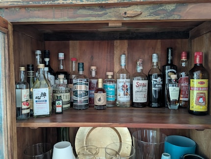 Même si l’offre d’alternatives sans alcool augmente, elle sera probablement toujours inférieure à celle avec alcool. Voici un aperçu de mon armoire à liqueurs encore bien remplie.