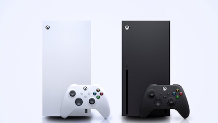 La Xbox Series X numérique sans lecteur (à gauche) et la Xbox Series X avec lecteur (à droite).