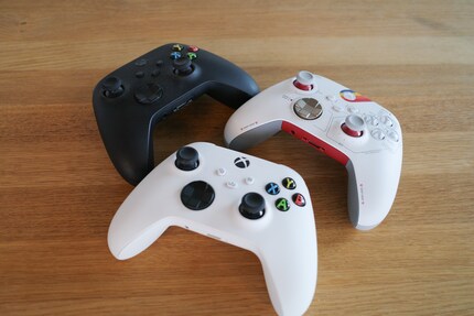 La manette Xbox se décline en de nombreuses variations de couleurs et éditions spéciales.