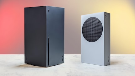 La Series S (à droite) est une console étonnamment petite - ici comparée à la Series X (à gauche).