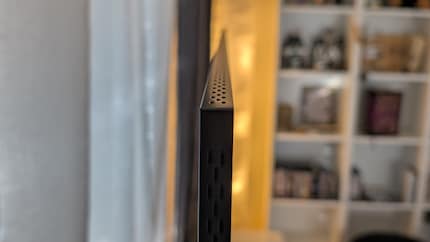 De côté, le téléviseur 8K de Samsung a aussi l'air élégant qu'on lui connaît.