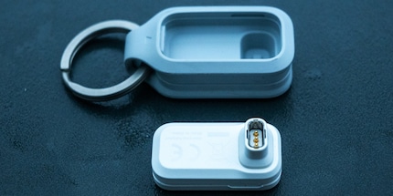 Le petit adaptateur de Coros pour les déplacements.