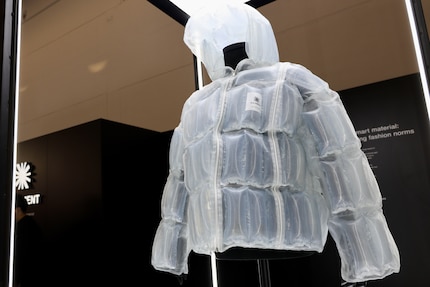 Cela ressemble un peu à du papier bulle : la veste Solament est née d'une collaboration entre un groupe minier, un créateur de mode et une agence créative.