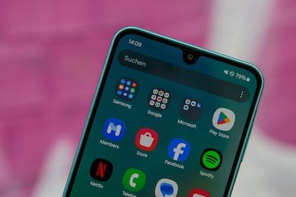 Pre-installed apps from Google, Samsung and Microsoft.