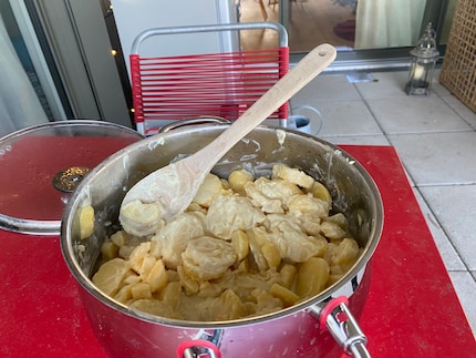 Tout le monde aime la salade de pommes de terre, même pour le réveillon.