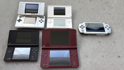 From top left to bottom right: Nintendo DS, Nintendo DS Lite, Nintendo DSi and Nintendo DSi XL. To the right is the PSP.