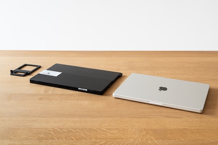 En position repliée, le double écran est un peu plus petit que mon MacBook Pro.