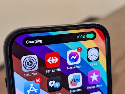 L'iPhone est bien entendu chargé directement via MagSafe.