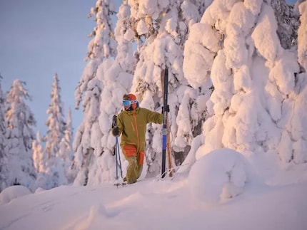 Il remplit sa mission sur et en dehors des pistes : le monopièce en loden de Lothar Hofer.