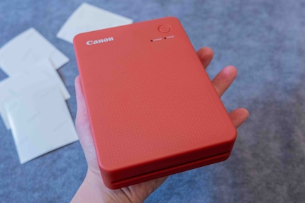 Le Canon Selphy QX20 en rouge vif.