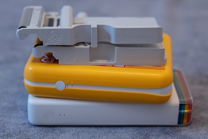 L'imprimante et la cartouche de film Kodak (au centre) sont presque identiques au matériel Polaroid (en haut et en bas).
