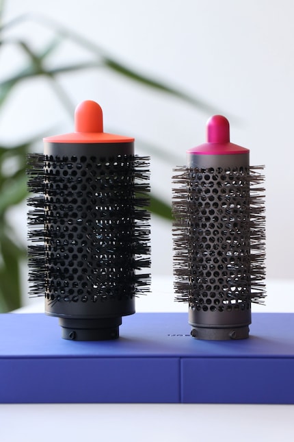 La grande brosse volumétrique à gauche, la taille régulière à droite.