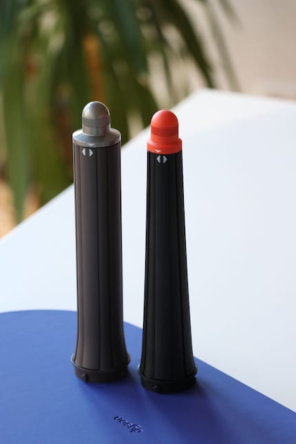 L'accessoire de bouclage cylindrique à gauche, la dernière version à droite.