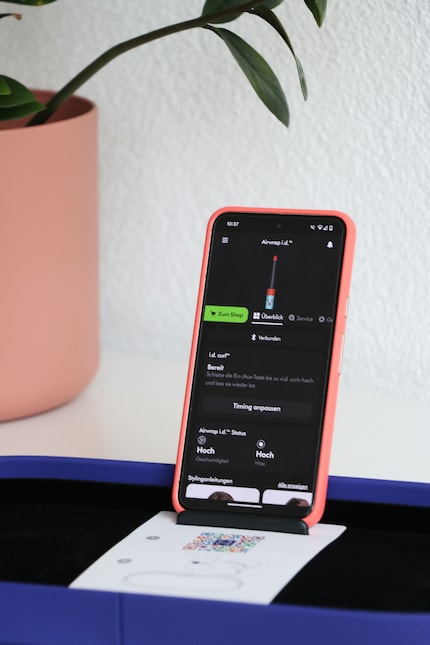 Vous pouvez placer votre smartphone sur le dispositif du couvercle si nécessaire.