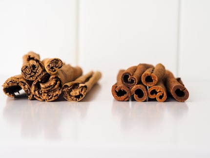 Les bâtons des deux variétés se distinguent aisément : les fines couches d’écorce de la cannelle de Ceylan de qualité supérieure à gauche, et les bâtons à couche unique de cannelle cassia à droite.