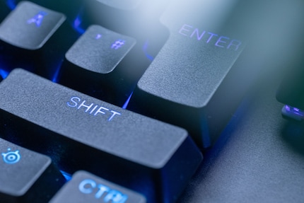 The keycaps are roughened and offer a good grip. Unfortunately, the shine-through effect of the RGB lighting is not uniform with long lettering.